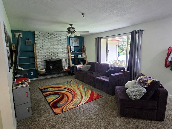 4th image of 3629 Surrey Dr NE
