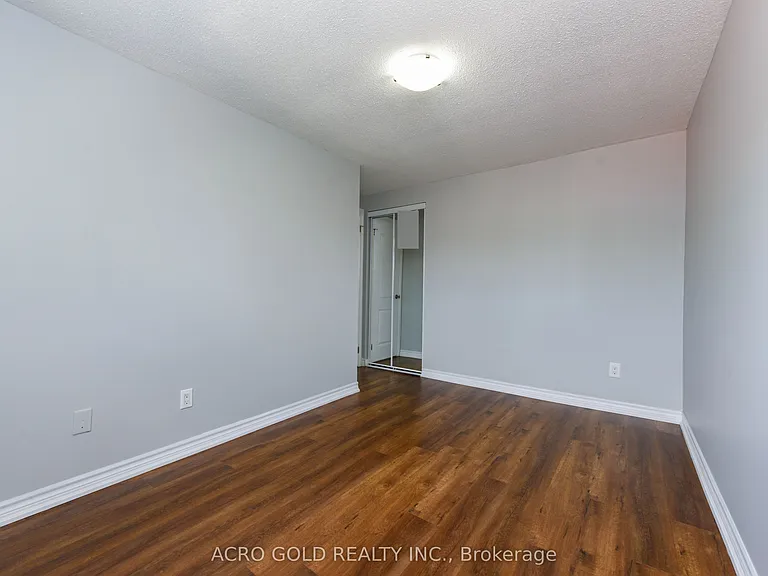 19 Hoskins Sq — Photo 31