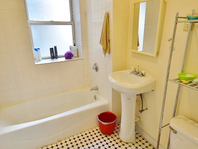56 Queensberry St #8 — Photo 6