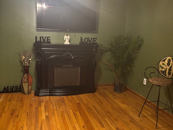 Living room, fireplace can stay