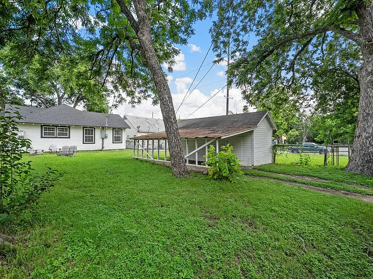 2704 Herring Ave — Photo 20