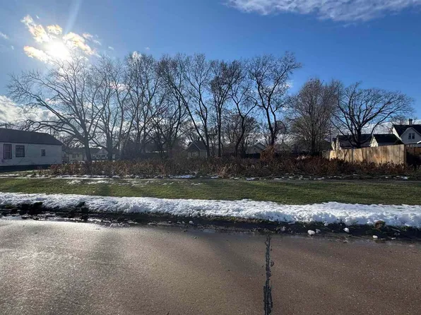 422 8th St, Rock Island, IL 61201