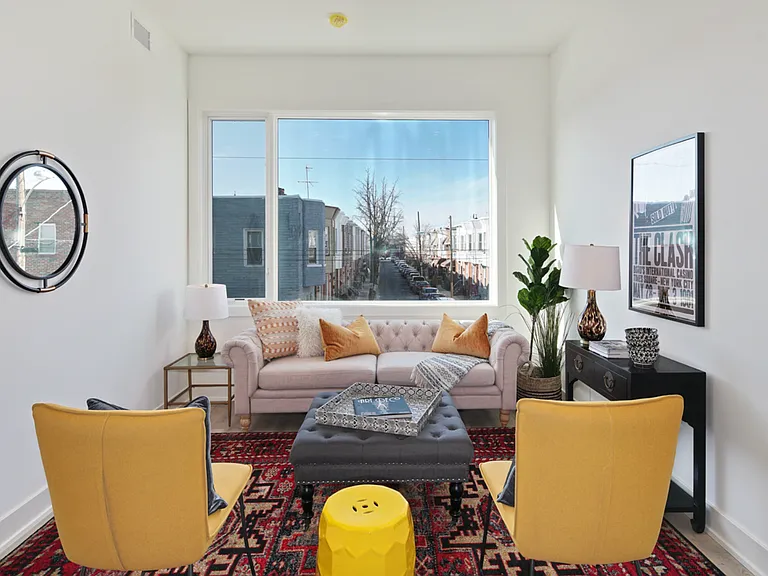 Stunning Apartment on Snyder Ave — Photo 9