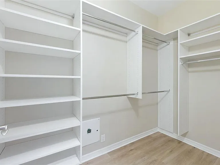 490 Montelluna Dr — Photo 23
