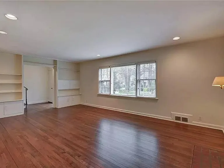 11 Fairway Dr — Photo 2