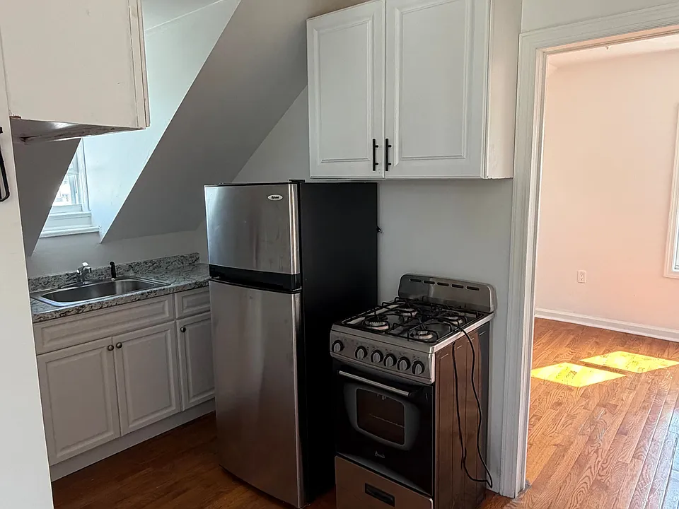 401 E 19th St #3