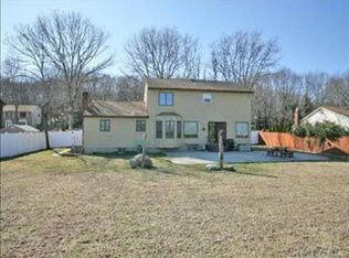 113 Stonehurst Ln, Dix Hills, NY 11746