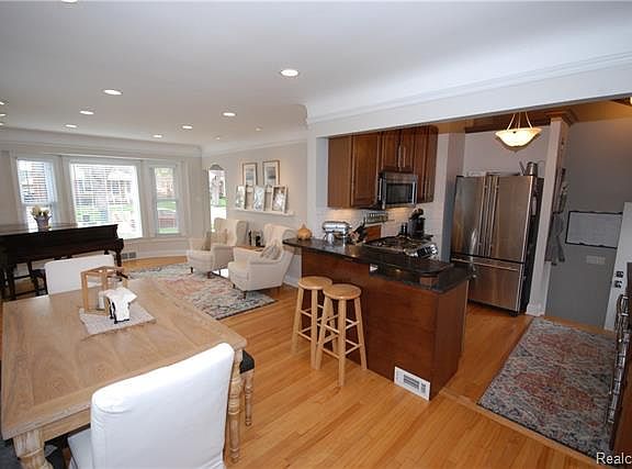 3rd image of 4630 Elmwood Ave