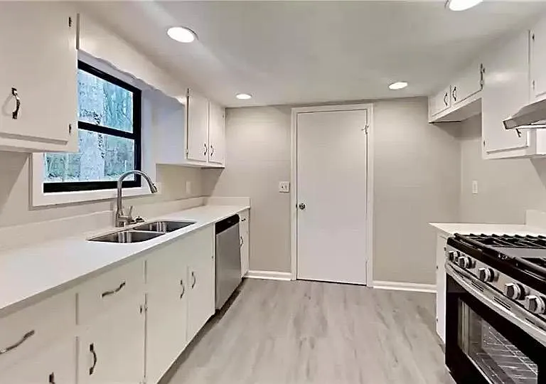 1386 Williamsburg Ln — Photo 9