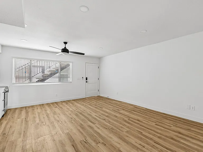 The Crest |NEWLY Renovated Studios, Lofts, 1, 2 & 3 Bedroom Homes Near the Beach — Photo 10