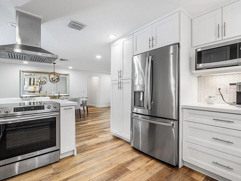 671 Lindell Blvd — Photo 13