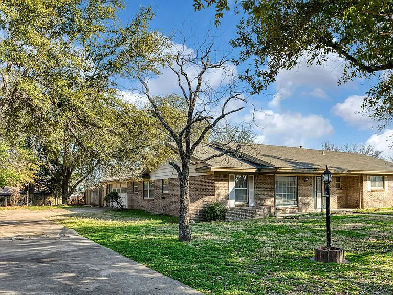 1605 Arrowhead Dr — Photo 3