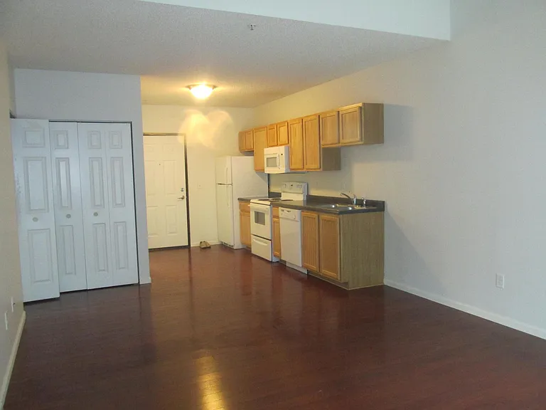 Village Plaza Apartments — Photo 30