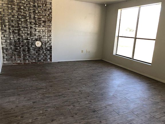 4th image of 608 W Adams Ave