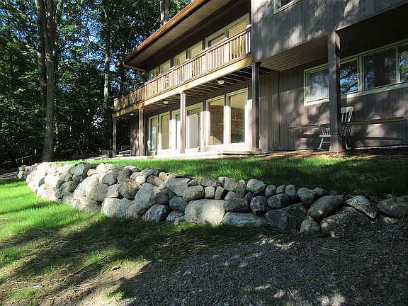 3rd image of 940 S Pinecroft Ln