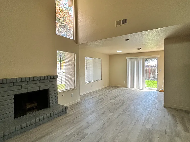 1424 Sylvan Ave — Photo 4