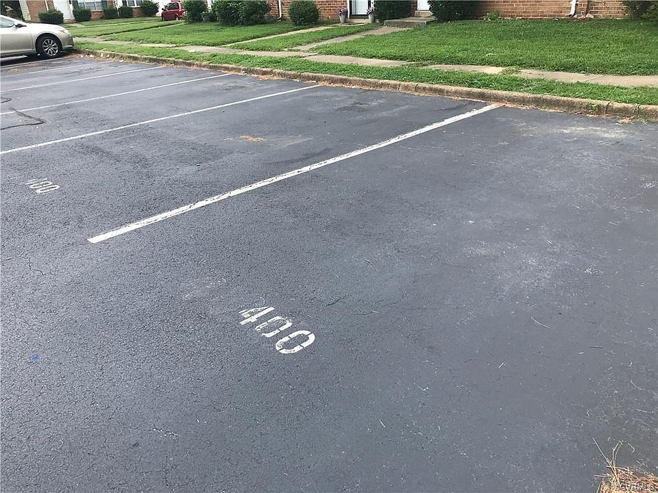 2nd image of 400 Fairbury Rd