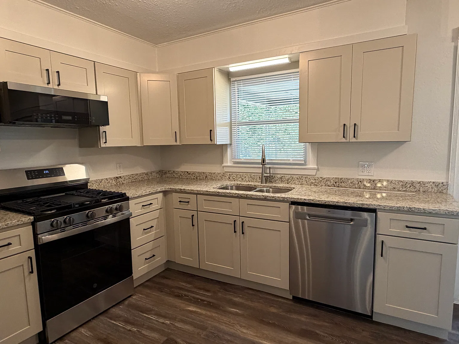 2 bed, 1840 sqft, $1,800 — Photo 4