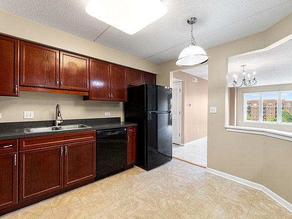 4th image of 390 Western Ave #602