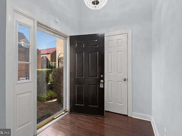 1011 Charles St #C — Photo 16