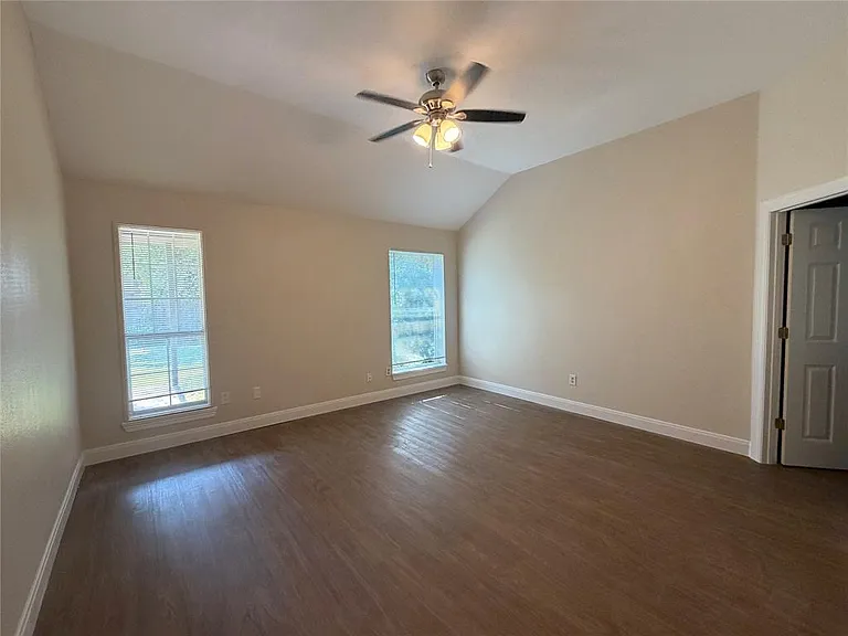 949 Reeves St — Photo 9