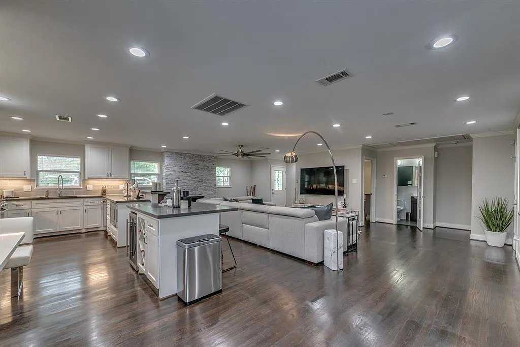 3 bed, 2.5 bath, 2332 sqft, $3,800 — Photo 4