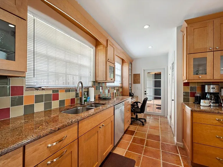 2201 N Lakeside Dr — Photo 9