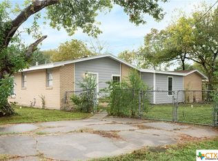 2020 Leon Dr, Port Lavaca, TX 77979