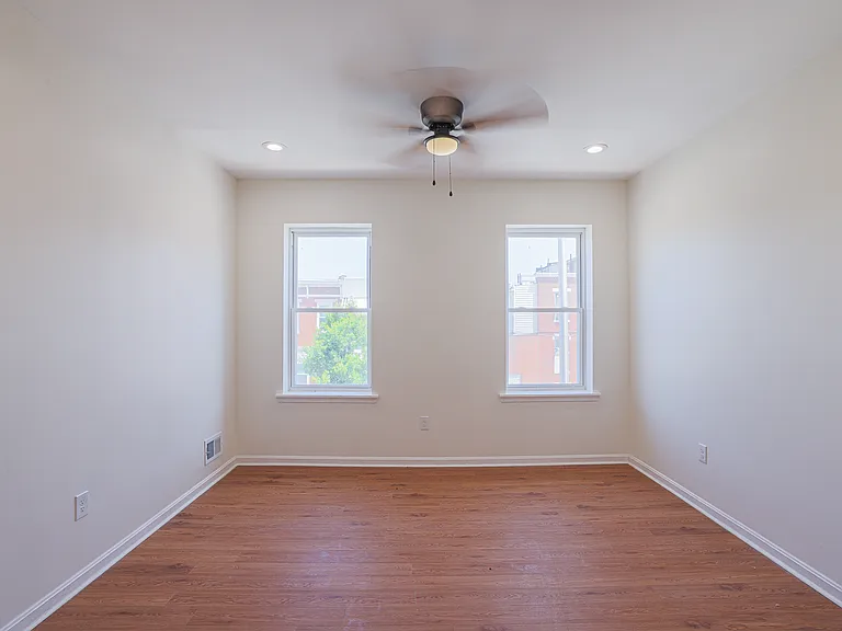 2729 E Monument St — Photo 24