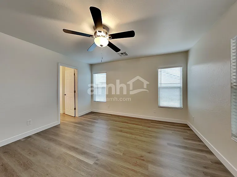 12821 W Myer Ln — Photo 8