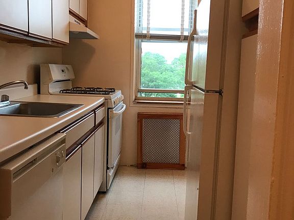 5th image of 13510 Grand Central Pkwy #10