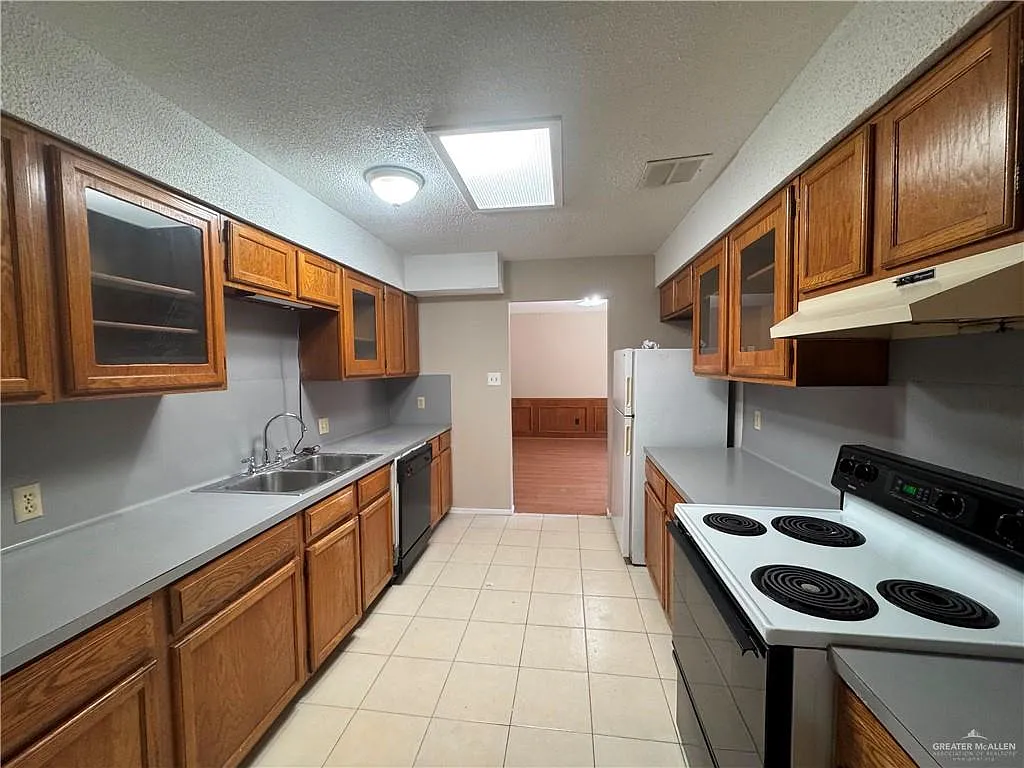 3 bed, 2.0 bath, 1371 sqft, $1,400 — Photo 4