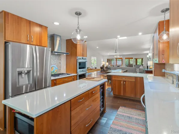 3709 Wabeek Lake Dr W, Bloomfield Hills, MI 48302