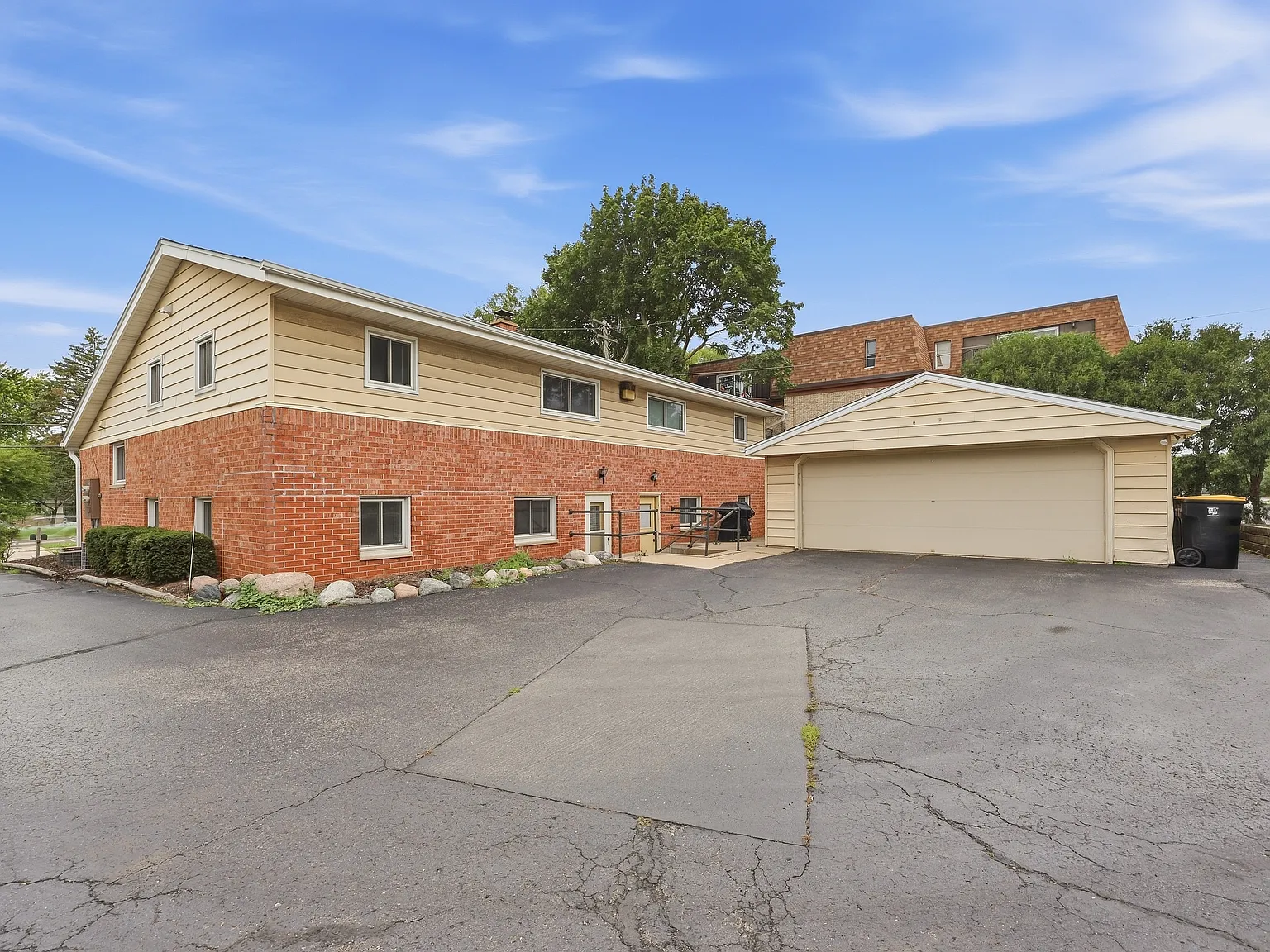 3 bed, 1400 sqft, $2,100 — Photo 2
