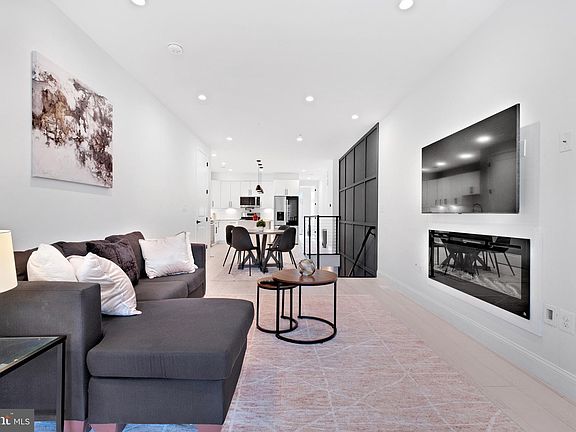 3rd image of 638 Franklin St NE #1