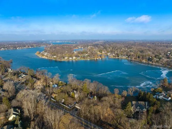 6180 Commerce Rd, West Bloomfield, MI 48324