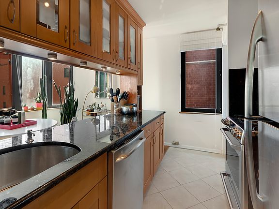 3rd image of 275 Greenwich St #5MS