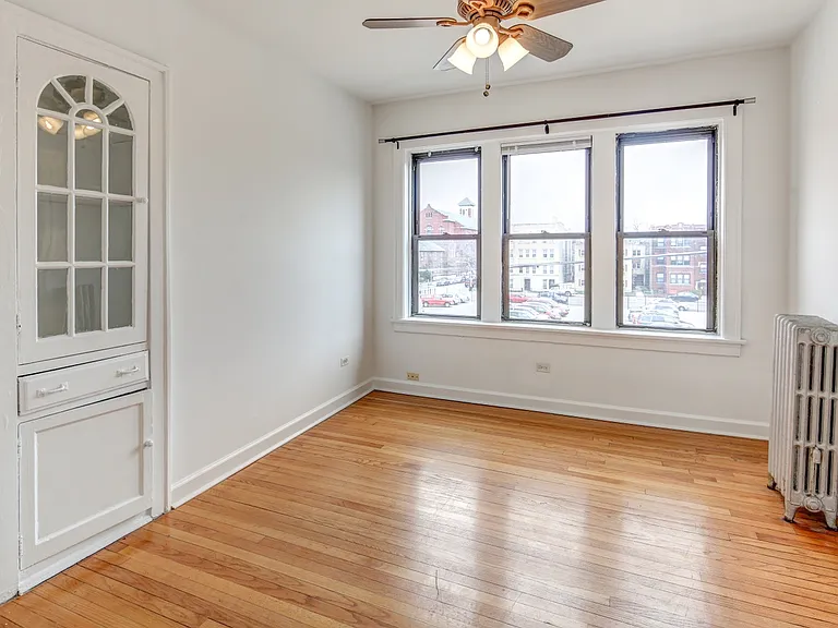 1 BR 725 Dinng