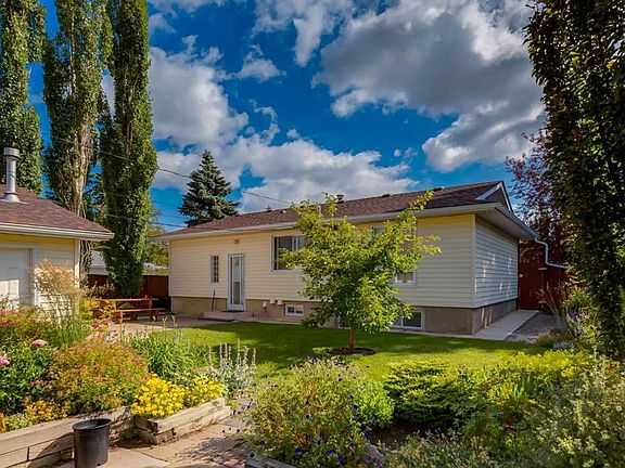 2nd image of 228 NE Maple Court Cres SE