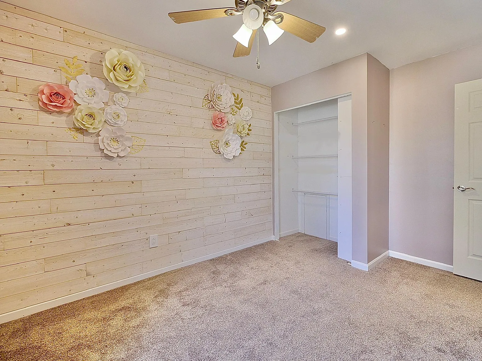 10 Victoria Dr photo 1