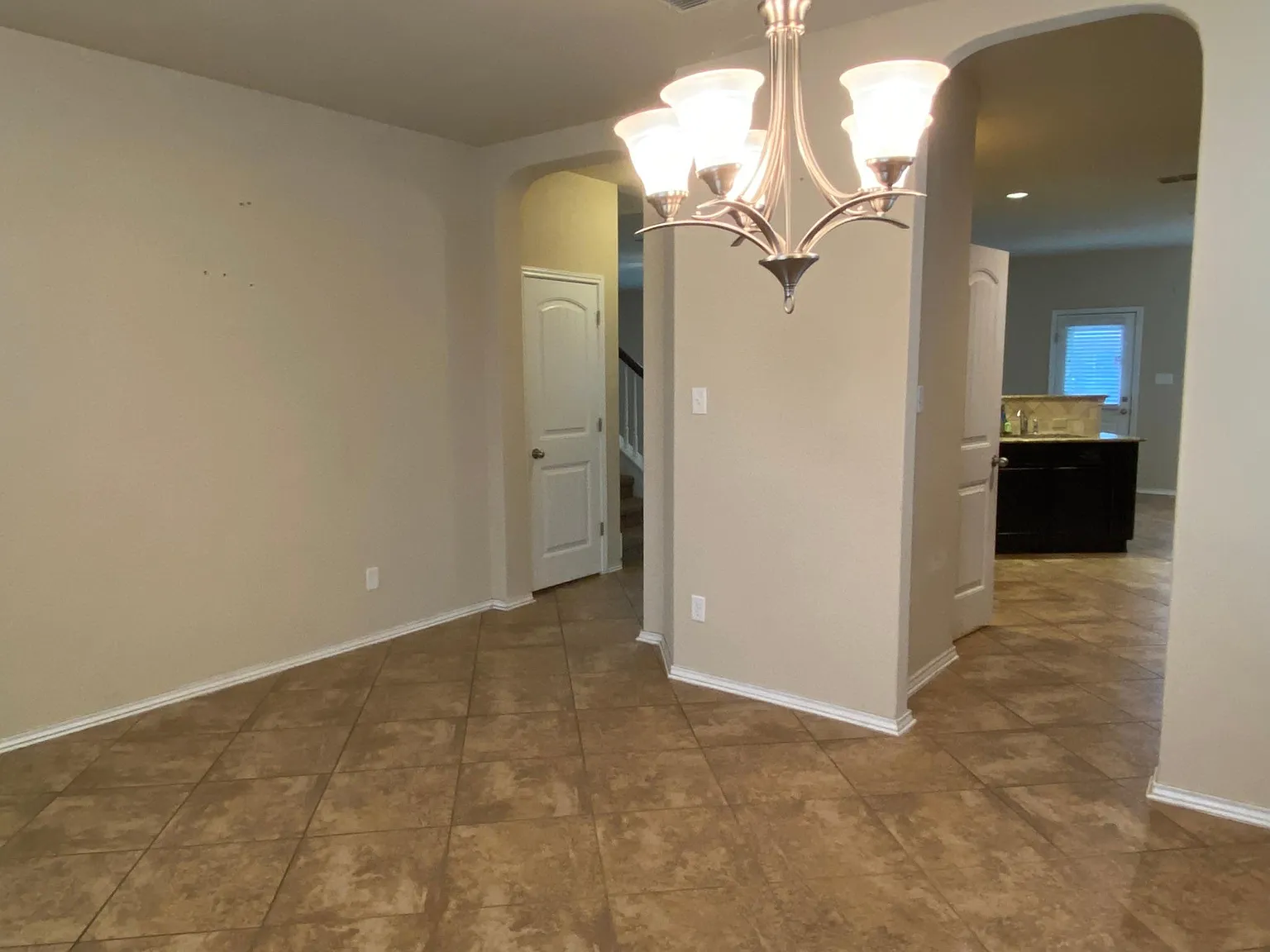 4 bed, 2.5 bath, 2710 sqft, $2,100 — Photo 3