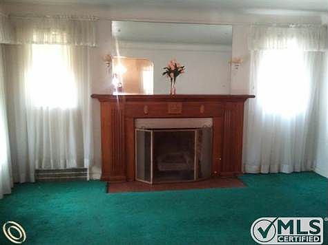 Living Area w/ Gas Fireplace