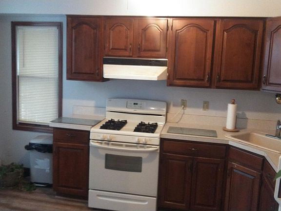 3rd image of 117 Ormsby Ave