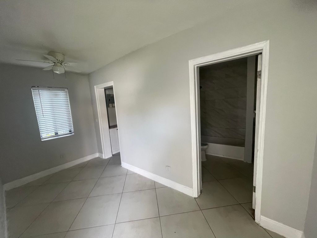 103 NW 7th Ave APT F, photo 9