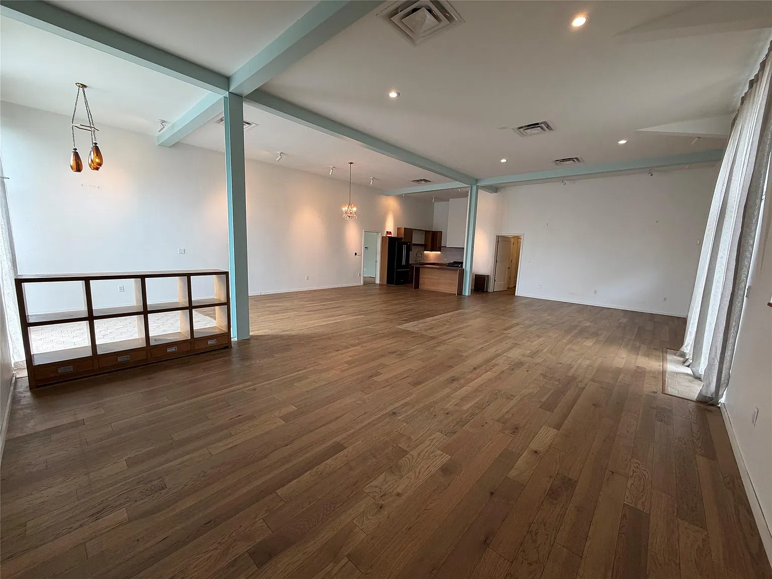 2 bed, 1.5 bath, 3000 sqft, $5,900 — Photo 2