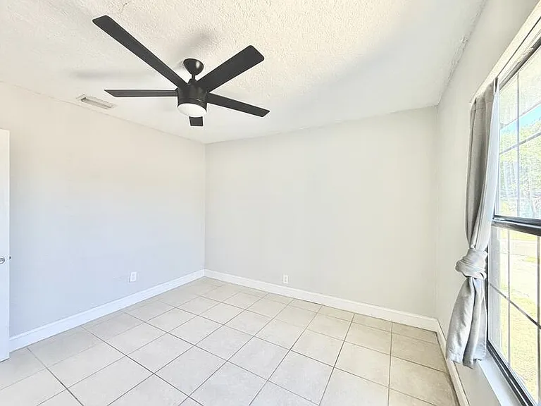2425 Auburn St S — Photo 36