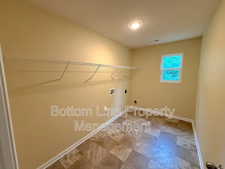1321 Waylon Ave — Photo 10