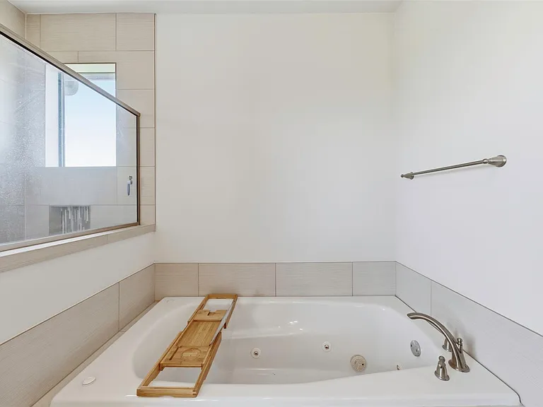 214 W 28th St — Photo 24