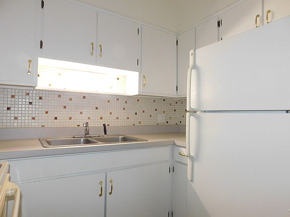 5th image of 4036 N California Ave APT 103
