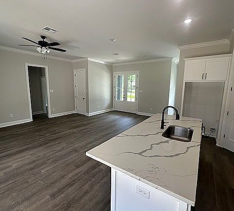 5th image of 773 Pinehurst Dr